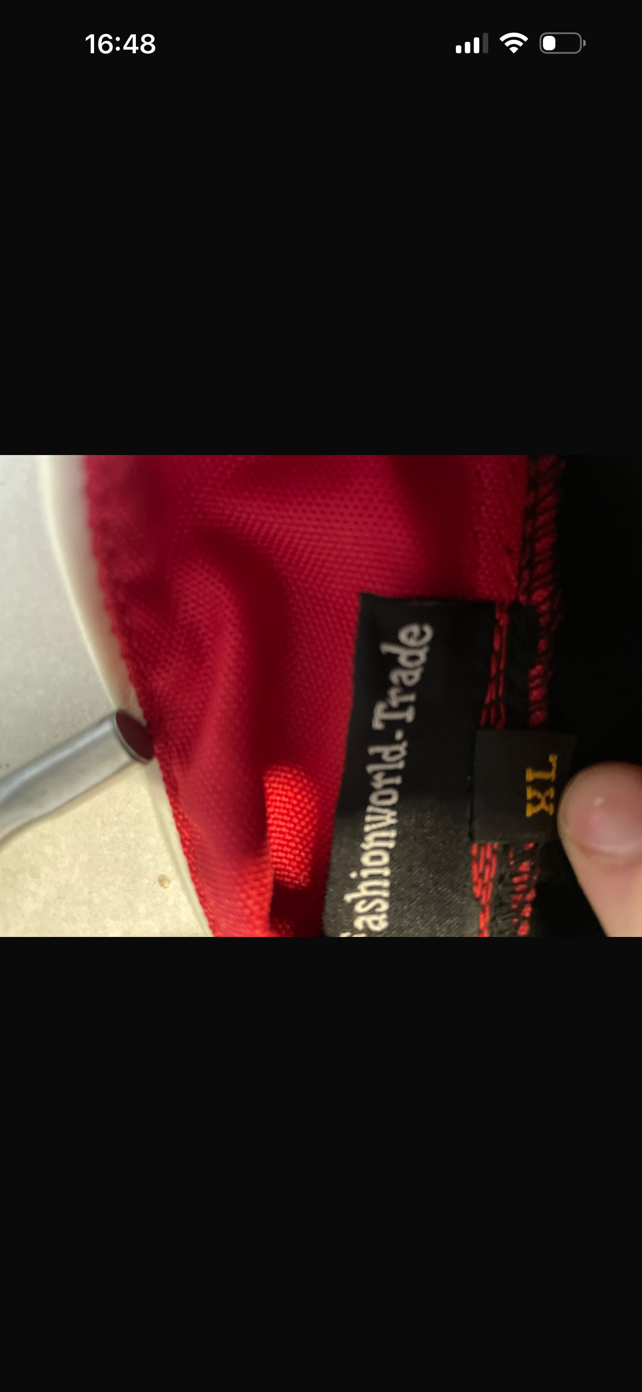 FashionWorld Kinky Glanzende Zwarte Lange Jas met Rode Accenten – Maat XL