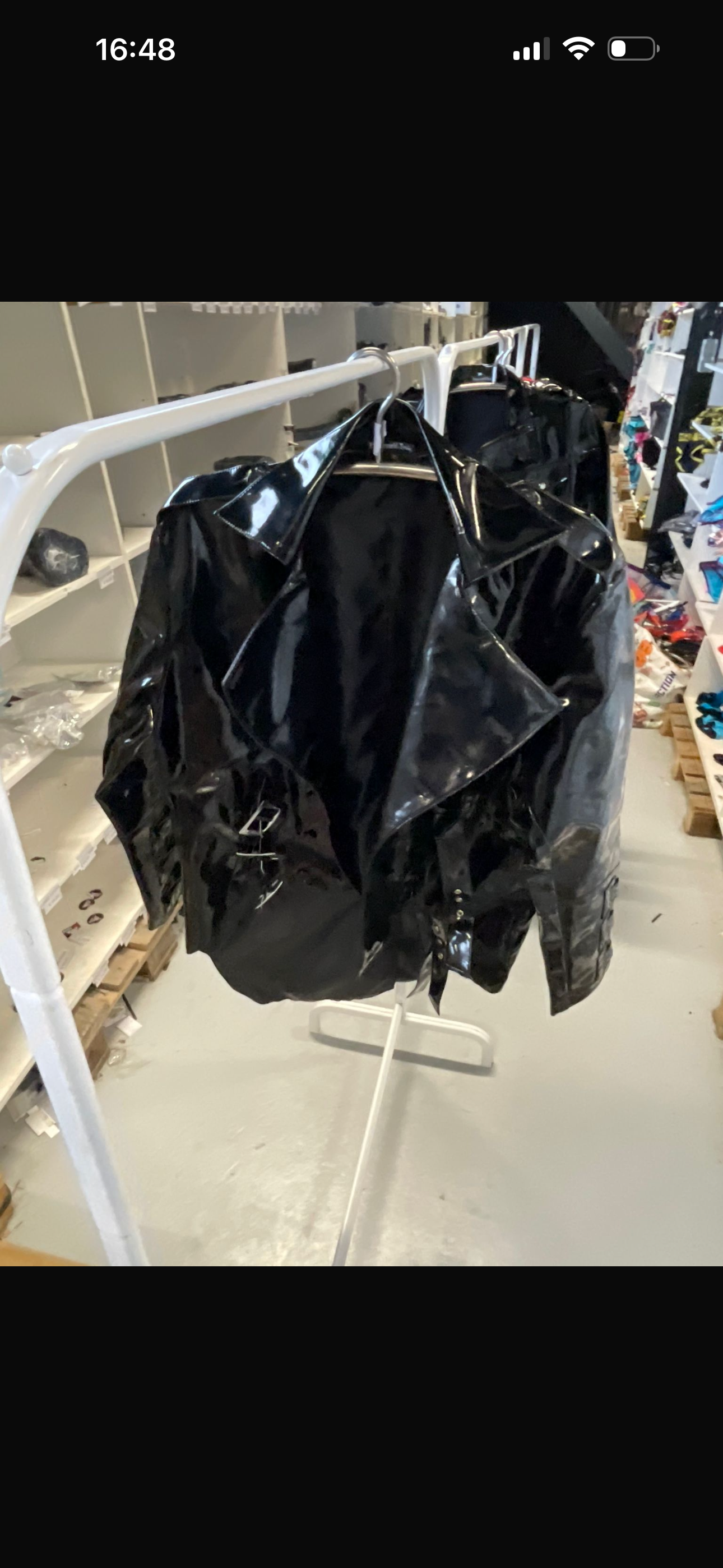 FashionWorld Kinky Glossy Zwarte Jas – Maat XL