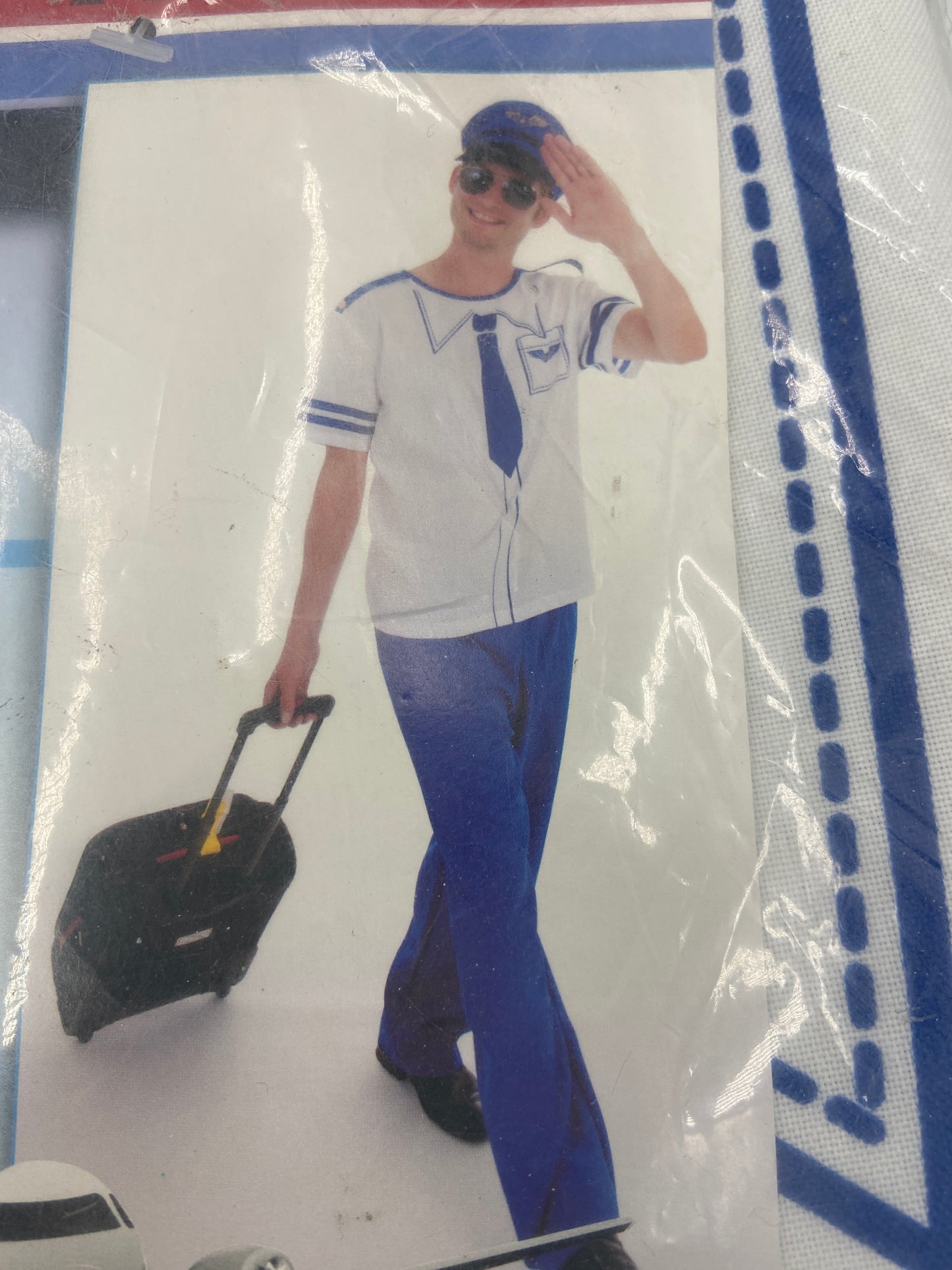 Sexy Piloot Kostuum – Wit/Blauw Shirt, Blauwe Broek & Bijpassende Pilotenpet