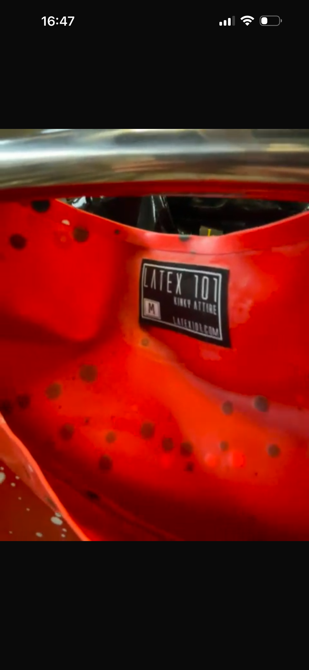 Latex101 Latex Shirt met Fantasy Print – Kinky Rood met Open Mouwen (Maat M)