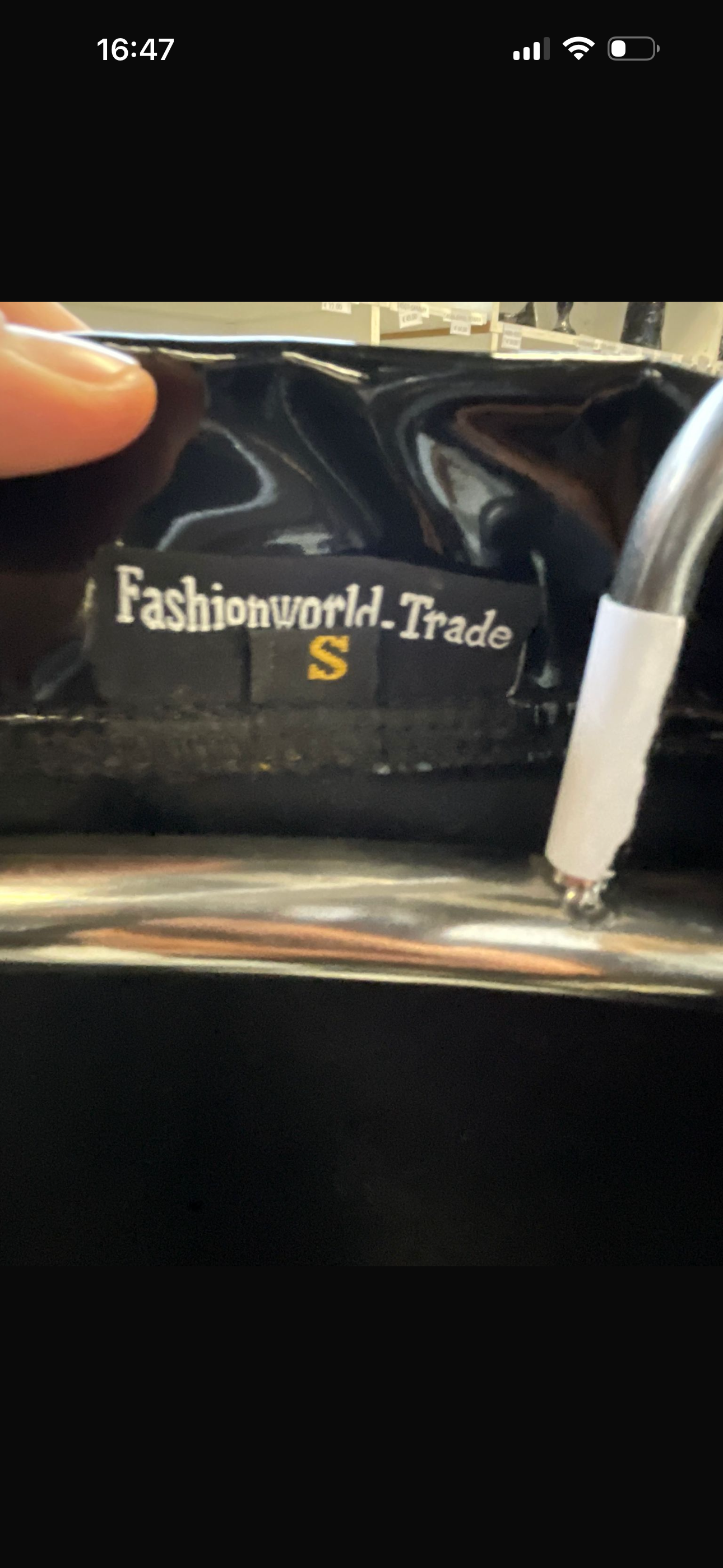 FashionWorld Kinky Glanzende Zwarte Middellange Blazer / Jas met Witte Strepen Logo – Maat S