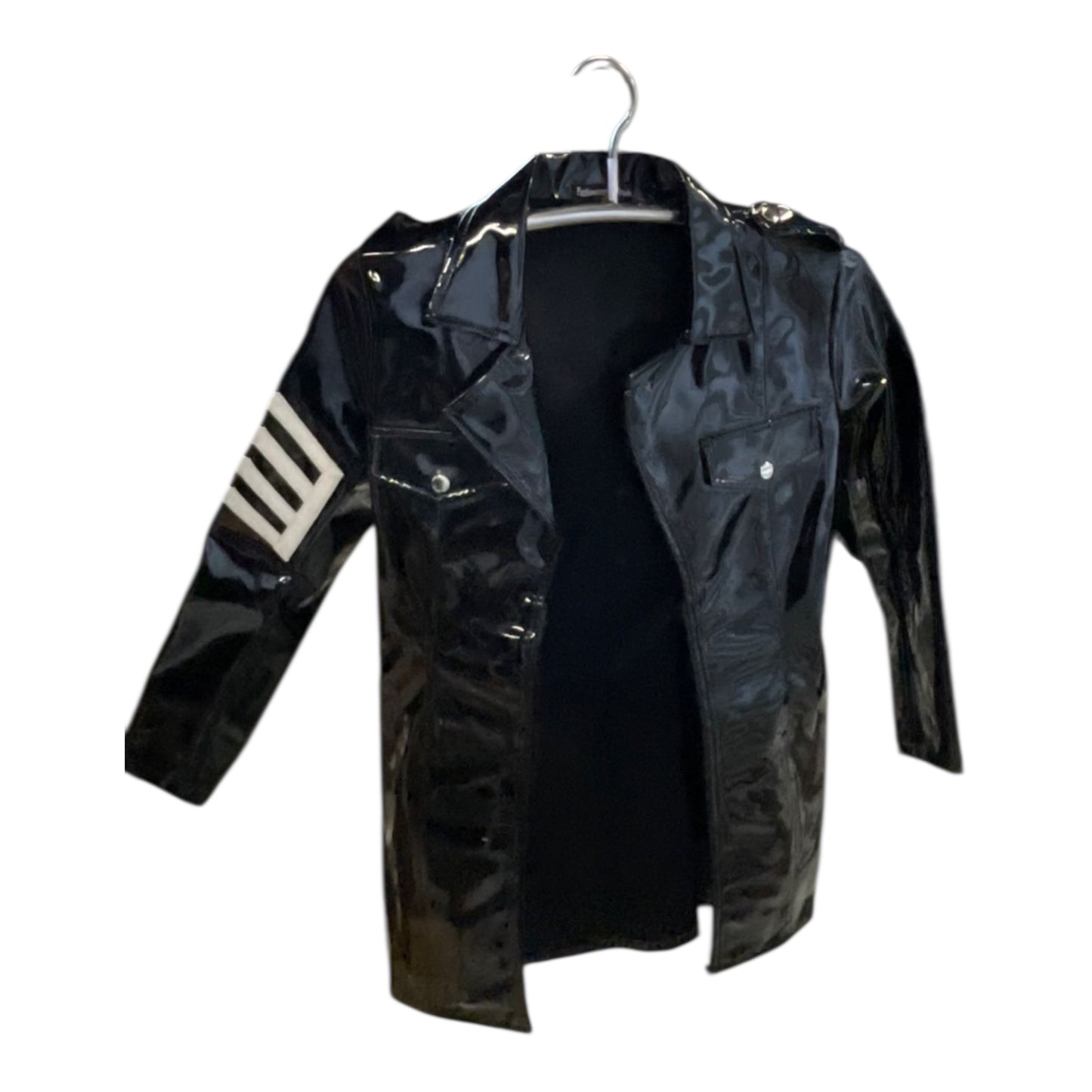 FashionWorld Kinky Glanzende Zwarte Middellange Blazer / Jas met Witte Strepen Logo – Maat S