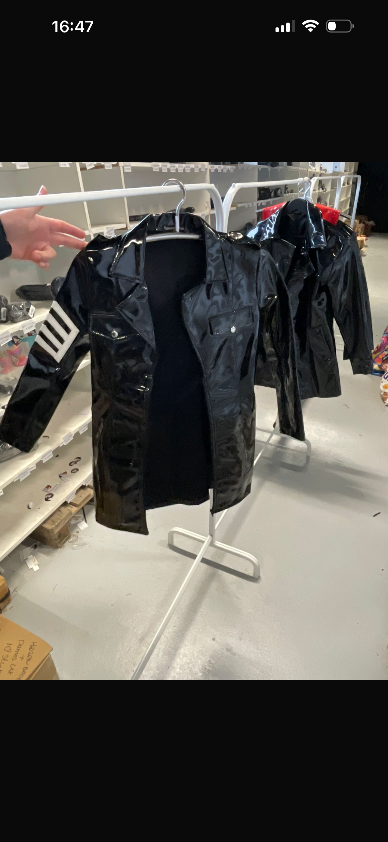 FashionWorld Kinky Glanzende Zwarte Middellange Blazer / Jas met Witte Strepen Logo – Maat S