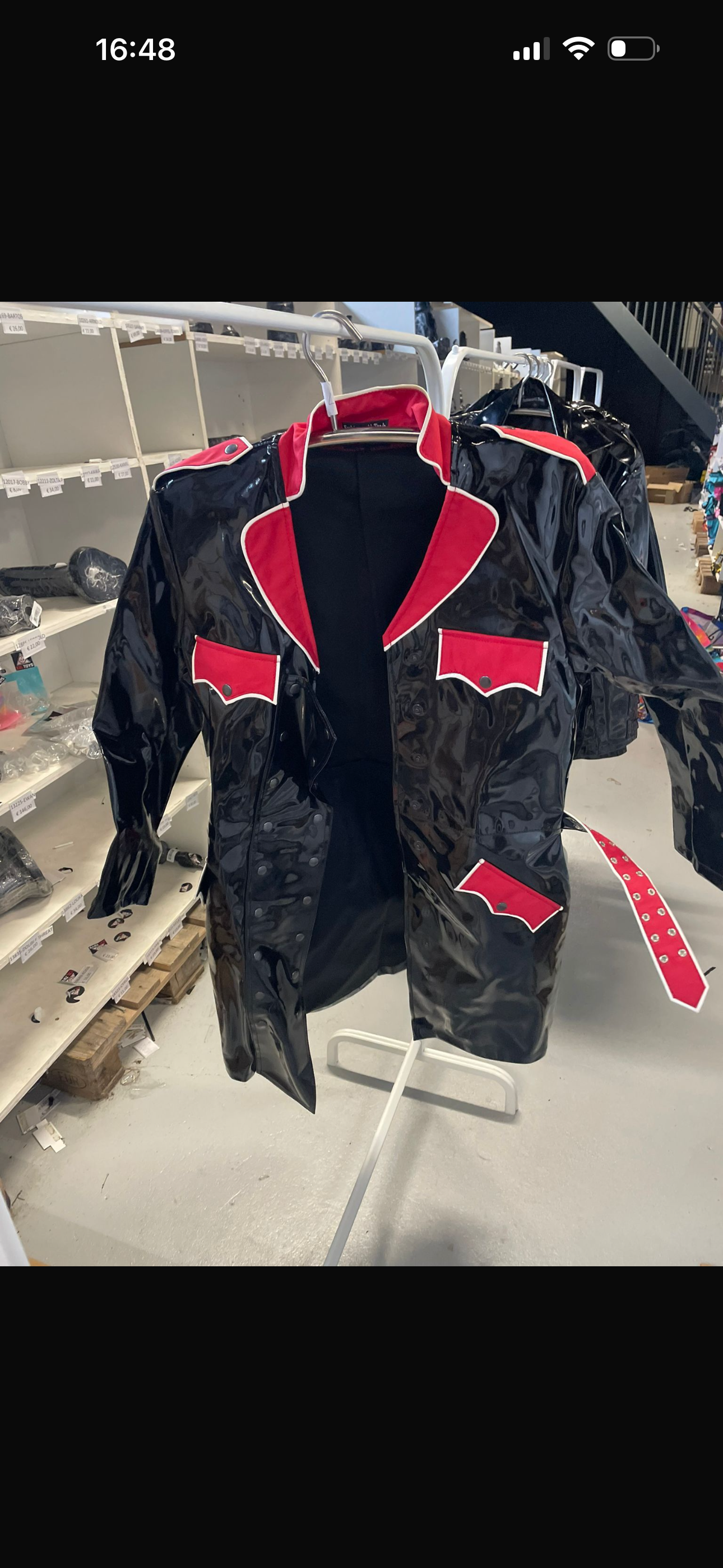 FashionWorld Kinky Glanzende Zwarte Lange Jas met Rode Accenten – Maat XL