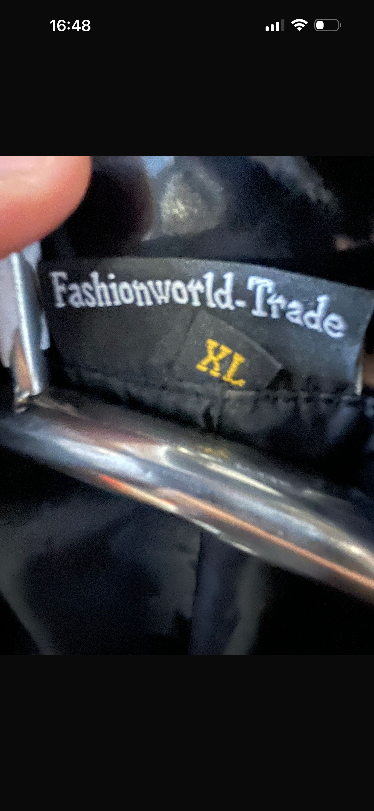 FashionWorld Kinky Glossy Zwarte Jas – Maat XL