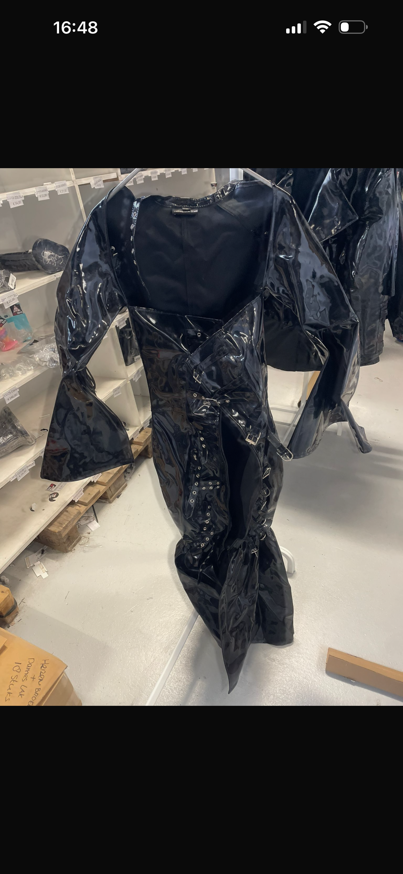 FashionWorld Kinky Glossy Zwarte Open Jurk – Maat S