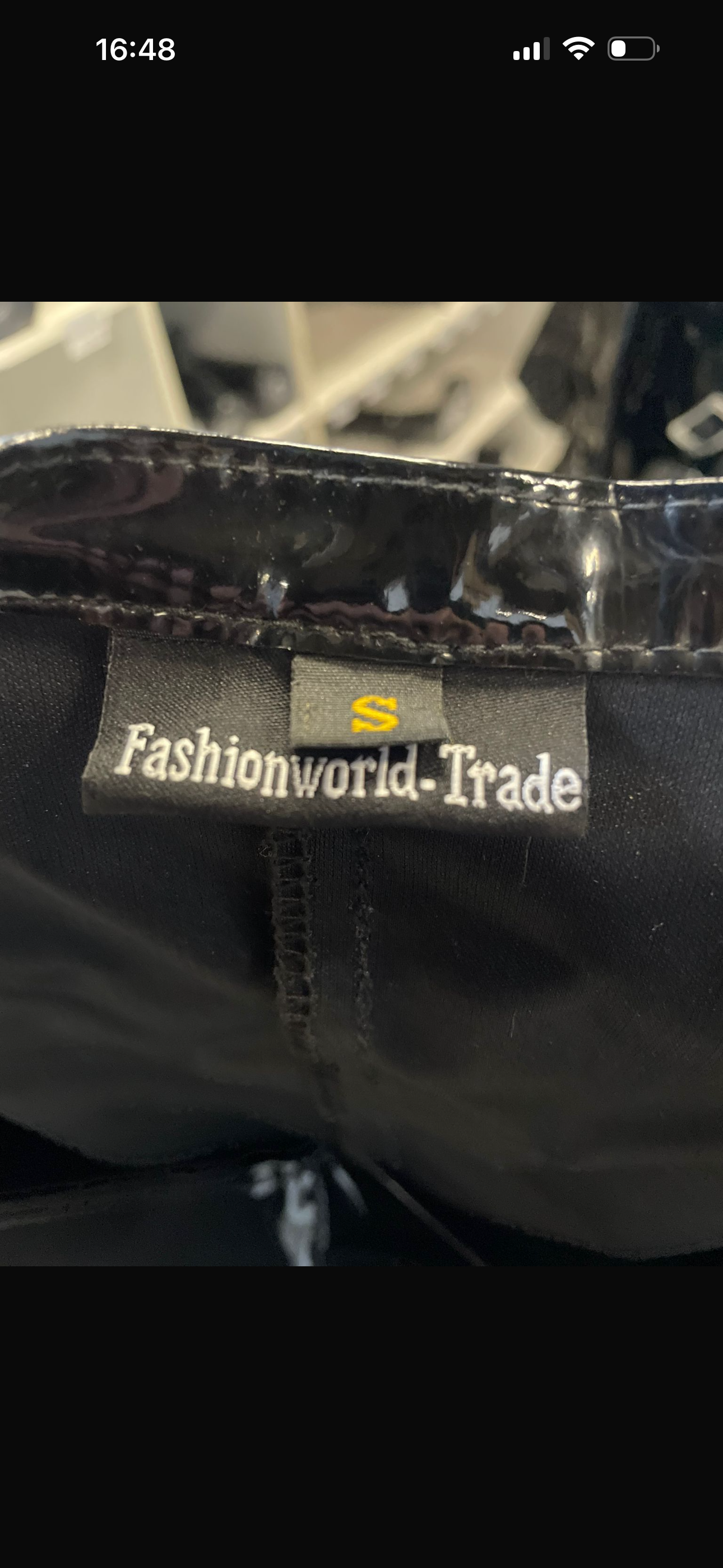 FashionWorld Kinky Glossy Zwarte Open Jurk – Maat S