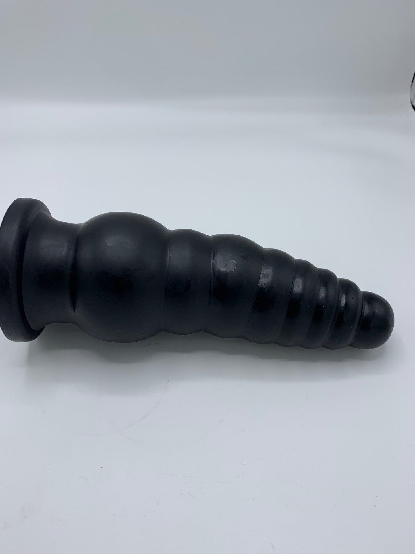 XXLTOYS - Big tree - XXL Plug - Insertable length 22 cm  x 9 cm  - Dia 9 cm / 7 cm 5 cm  - Length huge size 25 cm - Black