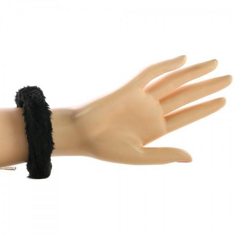 Power Escorts Furry Hand cuffs Black - Love Cuffs Bondage - Colour box - BR206